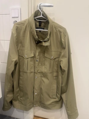 J Lindberg Field Jacket - Säljer min J Lindberg Field Jacket - Använd endast 1 gång. Storlek L