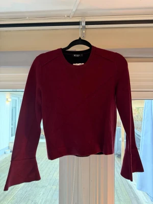 Vinröd tröja - Säljer denna vinröda finstickade tröja med volang ärmar, i storlek S.💕💕