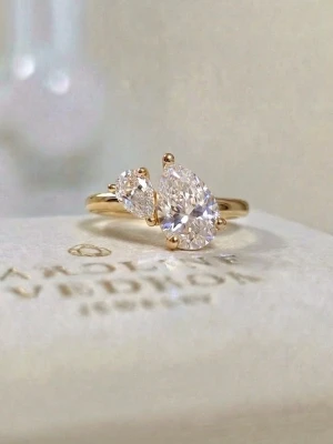 Guldring storlek 8, fri frakt - Storlek 8, fri frakt. Elegant guldring från Védra med två droppformade klara stenar i olika storlekar.  Ringen har en tunn, blank guldfärgad band och stenar som gnistrar vackert. Perfekt för dig som gillar stilrena och moderna smycken.