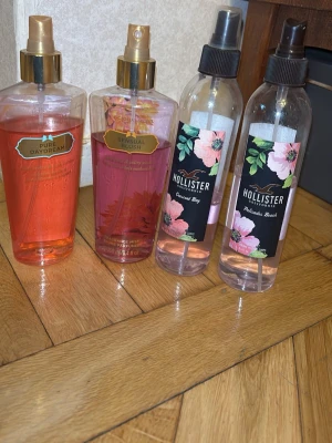 Fyra body mists från Victoria's Secret & Hollister - Säljer fyra fräscha body mists: Pure Daydream och Sensual Blush från Victoria's Secret samt Crescent Bay och Maliblu Beach från Hollister. Flaskorna är genomskinliga med rosa och guldiga detaljer, och har blommiga etiketter. Perfekta för dig som gillar söta och fruktiga dofter.💕säljer allihopa tillsammans för priset 💕💕💕
