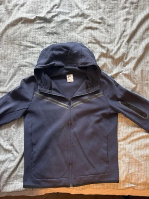 Nike tech hoodie - Nike tech hoodie storlek Xl i barnstorlek (största barnstorleken) ungefär som xs i vuxen storlek