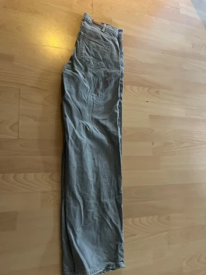 Subdued jeans - Säljer mina grå jeans från subdued. Det är modellen low waist. Italiensk storlek vilket innebär att det är en 34 eller en liten 36. Det är i bra längd för mig som är 173. 