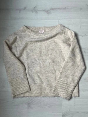 Stickad tröja - Söt och skön stickad tröja med en oversize och off-shoulder passform. Endast använd ett fåtal gånger 🩷