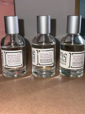 Parfymset från One Gold Chemist - Säljer tre Eau de Parfum från One Gold Chemist: Langmuir 17.0, Fauling 19.0 och Garnett 13.0. Flaskorna är genomskinliga med silverfärgade lock och etiketter med doftnoter som grönt äpple, bergamott, ingefära och mysk. Perfekt för dig som gillar unika och fräscha dofter.
