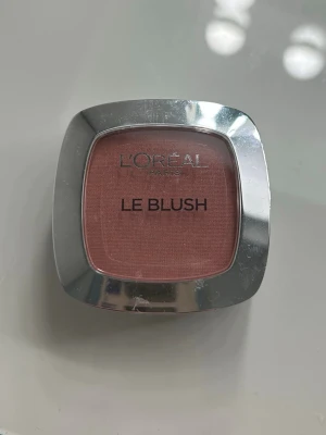 L'Oréal Paris Le Blush rosa rouge - L'Oréal Paris Le Blush är ett puderrouge i en mjuk rosa nyans. De tillkommer spegel och liten sminkborste! Helt oanvänd! Nypris 150!