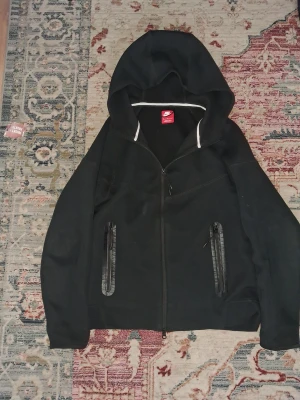 Svart Nike Tech Fleece - Säljer den för att jag ät ba trött på den o den e bra för vår vinter sommar, Pris kan diskuteras❗️❗️ Storlek m Men Passar S