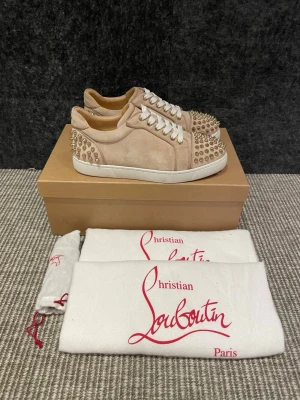 Christian Louboutin skor  - Hej, säljer nu dessa svin snygga Christian Louboutin. Skorna är i grymt Skick! Begränsat antal boxar och dustbag. Hör av dig vid frågor. 