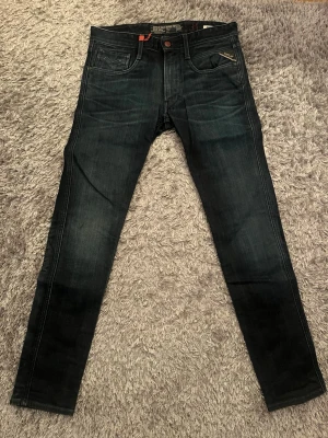 Mörkblå/Grå replay anbass storlek 31💫 - Replay anbass i storlek 29. Väldigt fint skick och sparsamt använda. Snygg passform och perfekt till både vardag och clean fits. Pris kan diskuteras vid snabb affär💫🤝