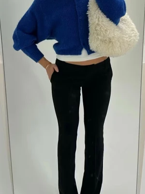 Två kostymbyxor ❣️ - Säljer två kostym byxor i samma modell fast olika färger då de är i fel storlek. De är nya och använde ett fåtal gånger! Köpte båda för 1000kr. Köp ett par för 400kr eller båda för 700kr. Skriv för fler bilder och tryck gärna på köp nu!❣️