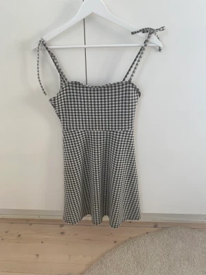 Sommar klänning  - Fin sommar klänning i strl XS, inga defekter och i utmärkt skick.