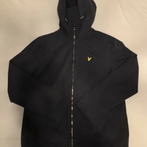 Lyle & Scott Double Pocket Jacket (Herre) - Jackan är i storlek XS, men den är lite stor i storlek, passar även om man har strl S. Jackan är i väldigt bra skick, knappt använd. Nypris 1000kr