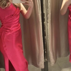 Rosa satinklänning  - Rosa satinklänning från Zara. Använd fåtal gånger därmed toppskick! 180kr +frakt🩷🌺🌸