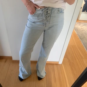 Lågmidjade jeans med snörning  - Så snygga jeans med snörning ❤️