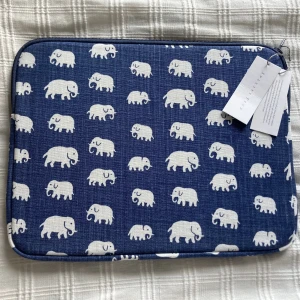 Datorfodral - Säljer nu mitt helt nya datorfodral från svenskt tenn! Aldrig använd och lapparna sitter kvar! Höjd: 25cm, Längd: 32cm🤩🤩Nypris: 1100