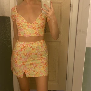 Blommigt set - Blommigt set från Pull & Bear. Endast använt en gång därmed toppskick! Strl S men passar även XS. 180kr +frakt🌸☀️🏝️