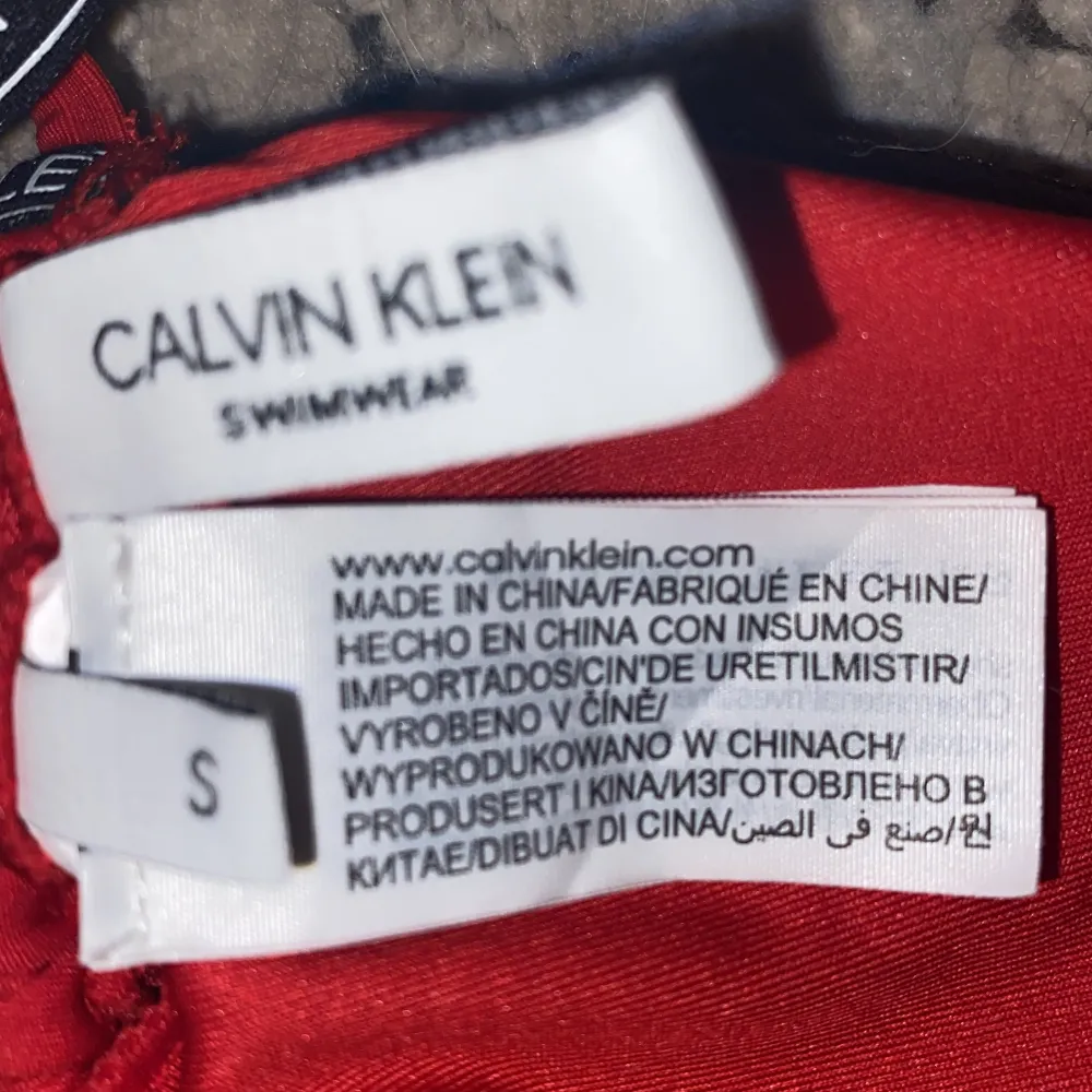 Säljer denna röda Calvin klein bikini topp, aldrig andvänd med super fin!💞. Övrigt.