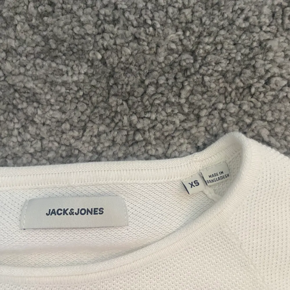Stickad crew neck tröja från jack&jones, helt oanvänd i storlek xs, är lite stor i storleken så passar för S också. Orginalt pris 450kr. Stickat.