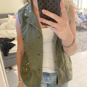 Grön jeansväst från only - Supersnygg grön jeansväst med nitar från only❣️Brukar själv ha strl S för referens