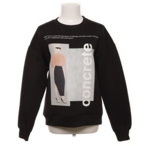 na-kd sweatshirt - Fin tröja från nakd i storlek xs fast lite oversized på mig som är 160 :) man kan se på bild 2❤️ ordinare pris är 300-400kr om jag minns rätt! Har knappts använts endast 2-3 gånger så i mycket bra skick skulle jag säga ❤️ 