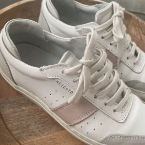 Axel Arigato skor - Funderar på att sälja dessa i stl 38 men passar nog även 37. Knappt använda. Skriv om du är intresserad🥰