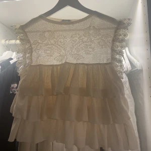 Topp från zara - Volang topp från zara i storlek S. Endast använd 2 gånger! Säljer för 200kr + frakt