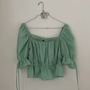 Blus - Skön och luftig, ganska kort på! 