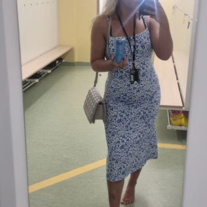 Klänning  - Säljer denna sommarklänning då jag råkade beställa 2 likadana. 