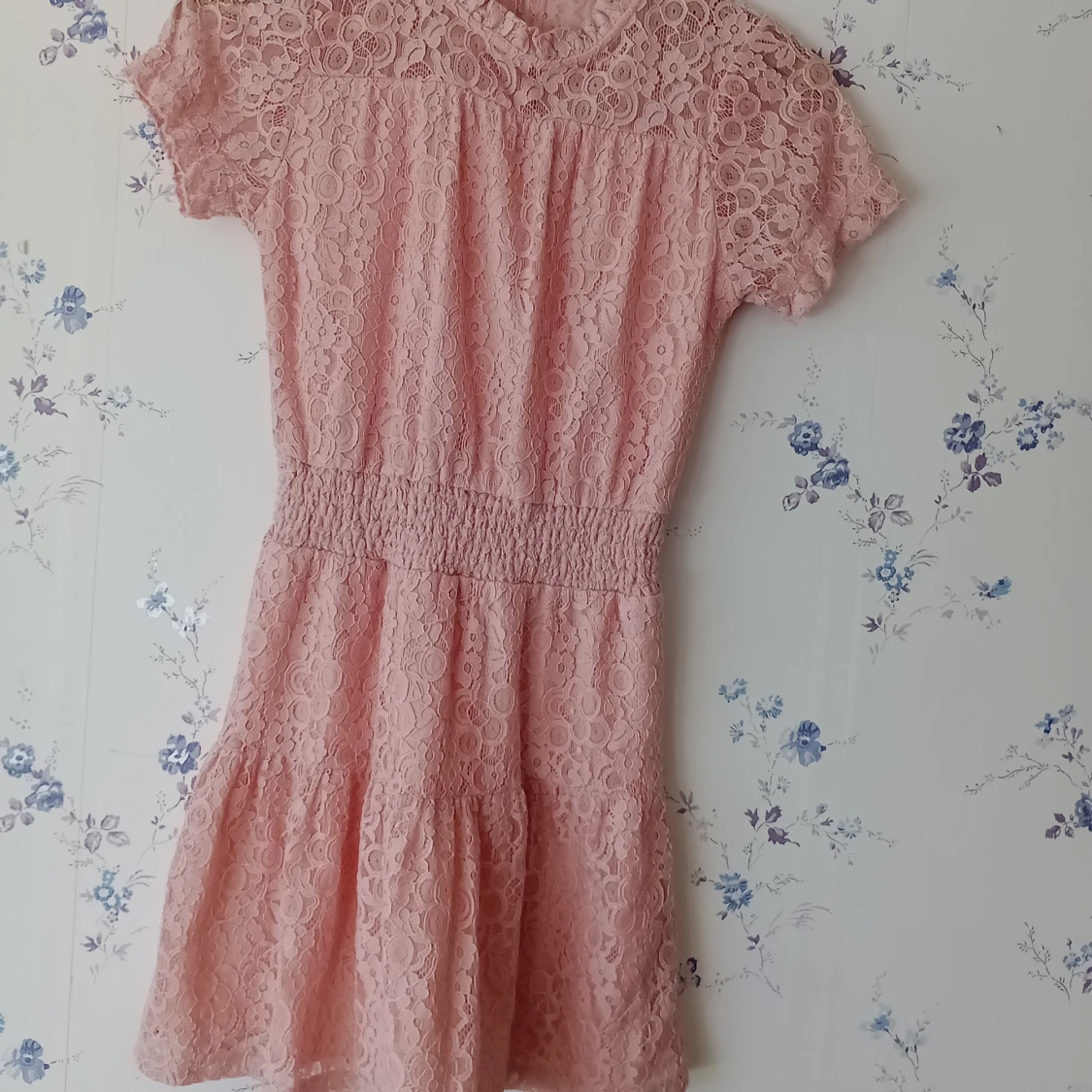 Rosa spetsklänning 