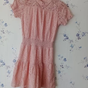 Rosa spetsklänning  - En perfekt avslutnings klänning, endast använd en gång. Jag kan absolut gå med på ett lägre pris om det är fallet. Köparen betalar frakt 