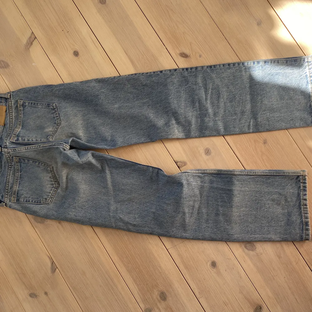 Weekday jeans i modellen low arrow.  Super snygga men har tyvärr blivit för korta för mig nu. Väl använda! Buda gärna och skriv om du har någon fråga🥰. Jeans & Byxor.