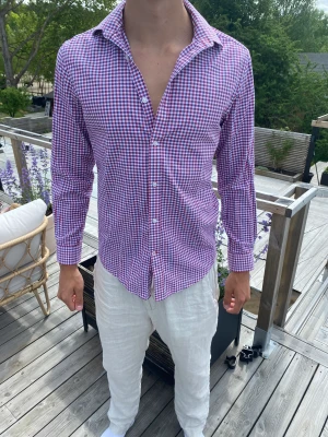 Tommy hilfiger skjorta - Super snygg röd vit blå skjorta med snyggt mönster. Strl  M använd fåtal gånger.🙌🏾🍾