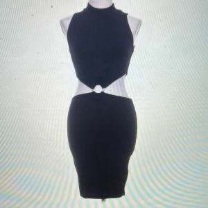 Snygg snart ribbad klänning i storlek small från ASOS - Svart ribbad klänning i storlek small från ASOS! Aldrig använd