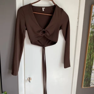 Top från Nelly - Brun topp med en silverring och knytning  - Somrig croptop