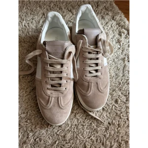 Valentino skor - Säljer mina beiga/ljusrosa valentino skor då de är lite för små. Köpte på Vestiaire men endast använda 1 gång. ❤️