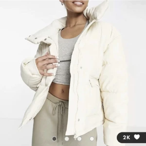 Vit jacka  - Hej, jag råka köpa två jackor från asos, och jag vill jättegärna bli av med den andra så fort så möjligt, den är oanvänd och den kommer inte till användning, den ligger fortfarande i paketet, skriv vid intresse, priset kan absolut diskuteras❤️
