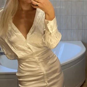 Drömmig oanvänd klänning  - Såå snygg, smickrande klänning som tyvärr inte kommit till användning, så den är helt oanvänd! 