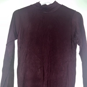 Polotröja  - Nyskick polotröja, storlek S, men är töjbar (passar en som har storlek M). 