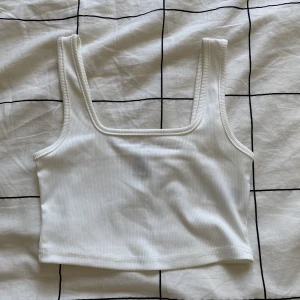 Vitt linne - Säljer ett vitt, ribbat och croppat linne från shein i storlek XS.