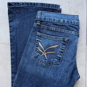 Säljer mina Lågmidjade jeans eftersom dom inte passar mig längre, fint skick! Tryck gärna på ”köp nu”