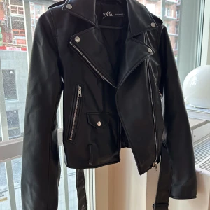 Skinnjacka från Zara - Skinnjacka från Zara. Väldigt (!) sparsamt använd.