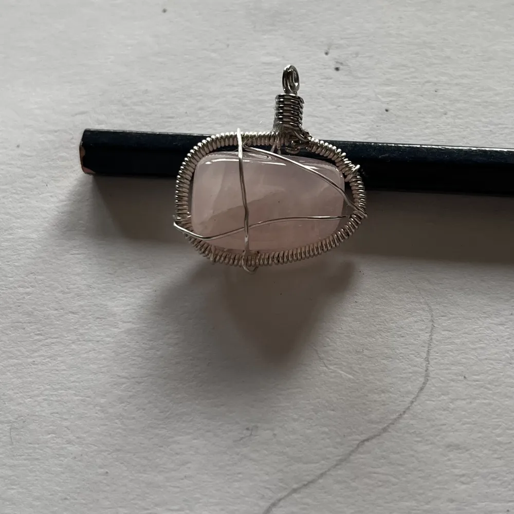 En berlock jag gjort med en rosenkvarts🥰 halsband kommer med såklart! Är bara inte med på bilden. Är svart nylon eller läder band🥰. Accessoarer.