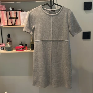 Stickad klänning  - Säljer en jättefin stickad klänning ifrån zara som jag aldrig använt, passar mig fin i längden! Säljer även i beige om någon är intresserad💕 Skriv för fler frågor eller bilder på😁