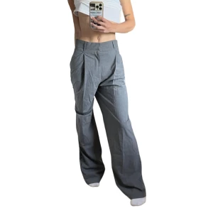 Gråa kostymbyxor från Zara - Kostymbyxor m mellan/låg midjehöjd från zara i storlek XS, aldrig använda då dem tyvärr är något för stora 😩 Midjemått: 35cm  Innerbenslängd: 78,5cm