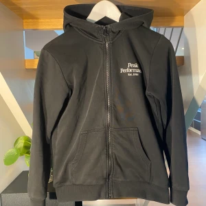 Peak performance Hoodie  - Säljer en peakperformancehoodie i storlek 160. Säljes pga för liten. 99:- obs! På första bilden är det ljuset som gör att det ser ut som en fläck 