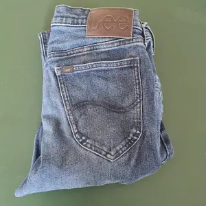 Säljer mina lee daren zip jeans storlek w30 l34 då de har blivit för smala för mig. Är i fint skick ej några skavanker att prata om 