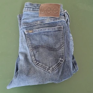 Lee jeans - Säljer mina lee daren zip jeans storlek w30 l34 då de har blivit för smala för mig. Är i fint skick ej några skavanker att prata om 