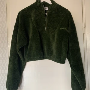 urban outfitters bdg grön croppad tröja - säljer min tröja då den inte kommer till användning. i perfekt skick och använd bara i en timme så den är i nästan nyskick! strl M men passar också S lite oversized. 