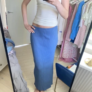 Blå Lågmidjade maxikjol - Superfin maxikjol som är lite tjockare i tyget och passar både till svalare sommardagar/kvällar och till hösten🫶🏼 Säljer  då den inte kommer till användning. Kjolen är från Linn Ahlborgs märke LXA men är slutsåld. Kan bäras som låg-och högmidjad, därav S/M