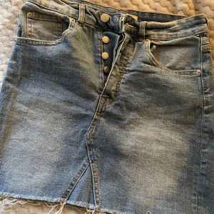 Jeanskjol - Superfin kjol från Gina i storlek 36! Nyskick köpt för över 400kr