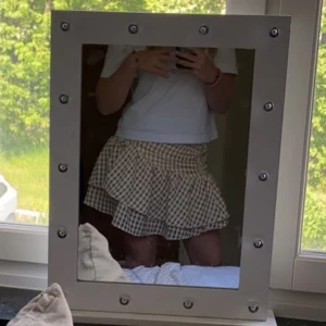 H&M volangkjol - SÄLJER DEN GULA KJOLEN💛 knappt använd i nyskick från H&M. Säljs inte längre 💛